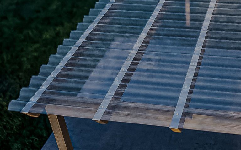 Polycarbonaat platen voor dak en wand. Verkrijgbaar in kanaalplaten, golfplaten en massief polycarbonaat.
