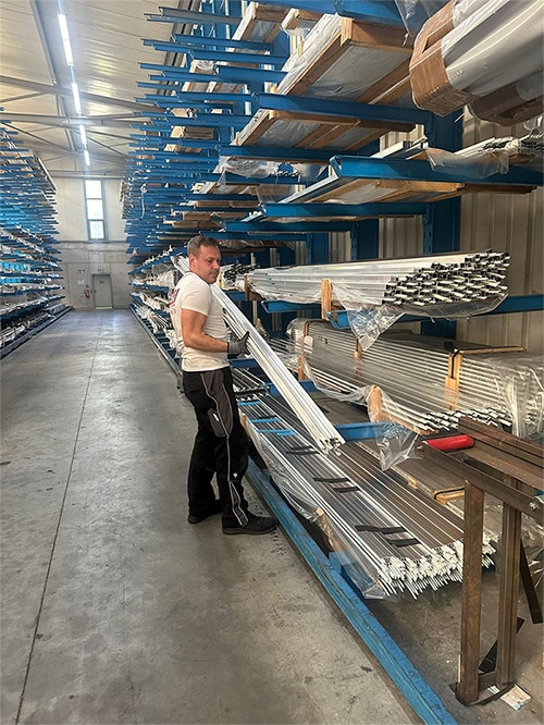 foto aluminium profielen in magazijn opgeslagen met voorbereiding door personeel